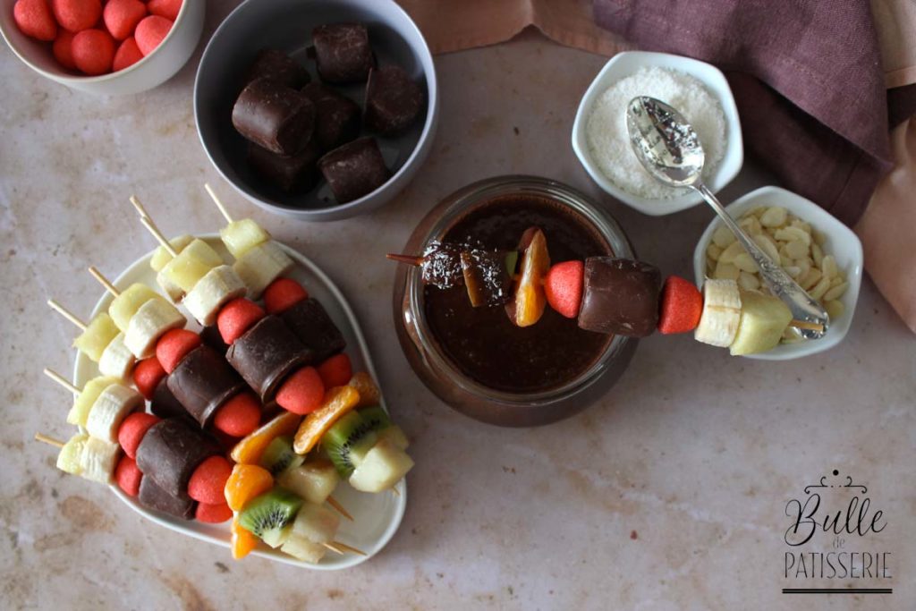 Fondue au chocolat et aux fruits fraichement coupées
