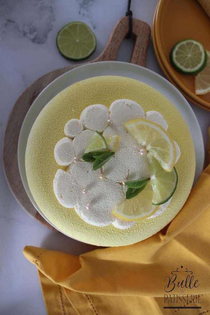 Mousse au chocolat blanc, insert crémeux aux 2 citrons, croustillant au riz soufflé et chocolat blanc, biscuit joconde et ganache montée au citron vert