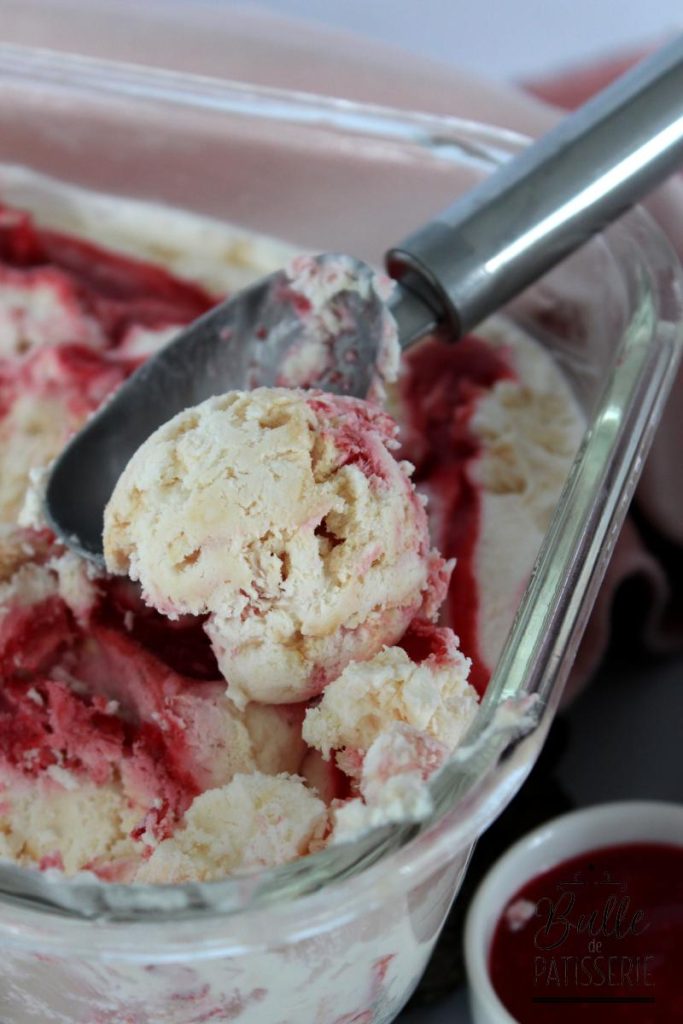 Glace à la meringue sans sorbetière et coulis de fruits rouges