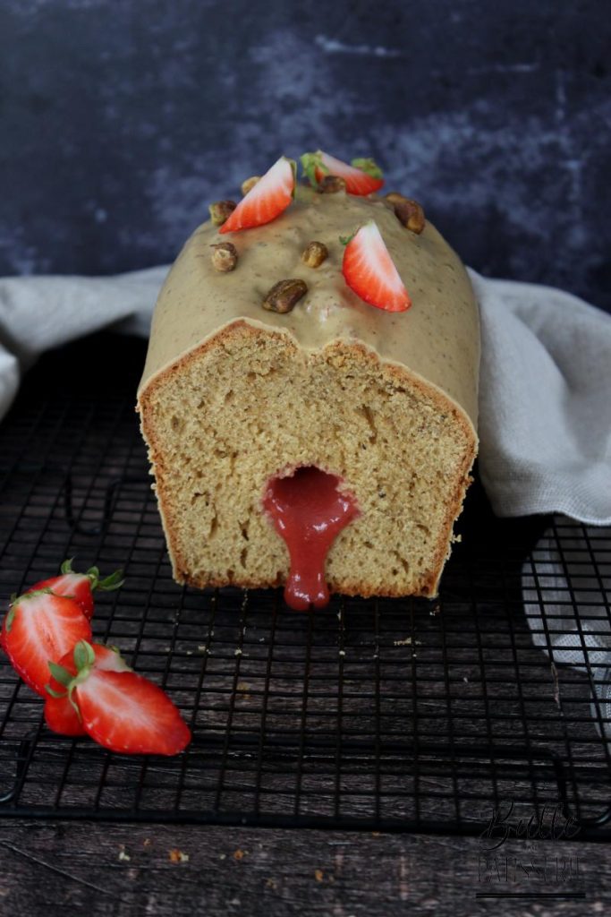 Recette de cake à la pistache avec insert fraise-rhubarbe