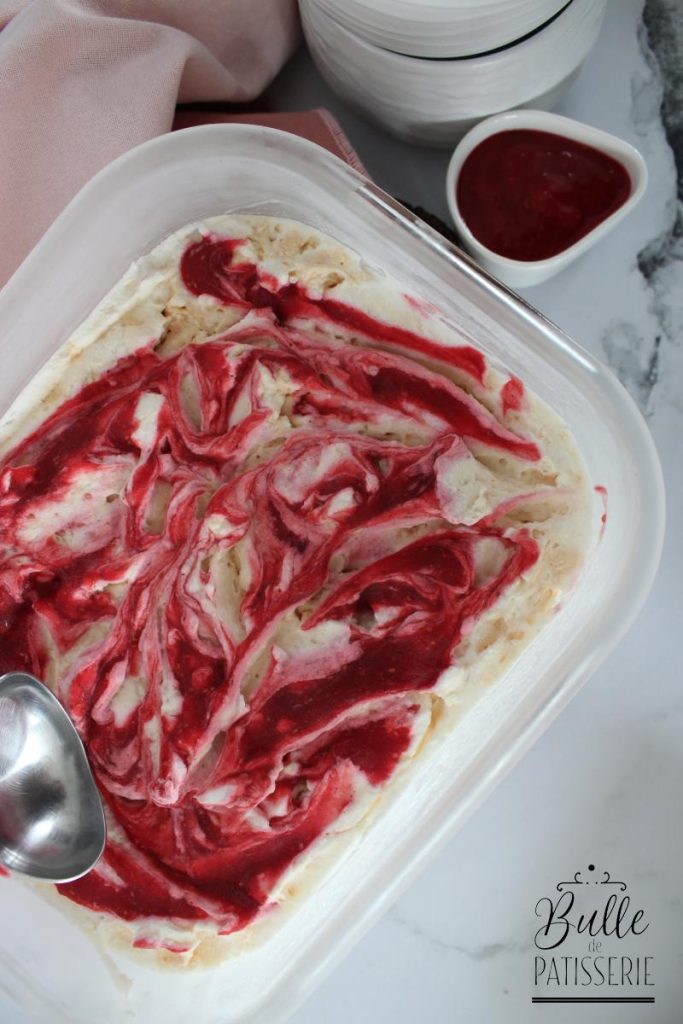 Recette de glace sans sorbetière à la meringue et coulis de fruits rouges