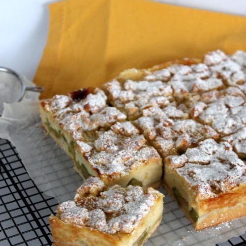 Carrés à la rhubarbe : pâte sablée, rhubarbe, crème pâtissière à la vanille