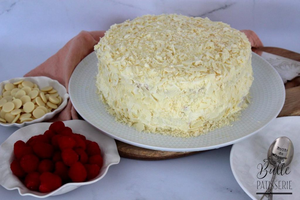 Recette de l'Edelweiss : génoise recouverte d'une ganache montée au chocolat blanc et framboises